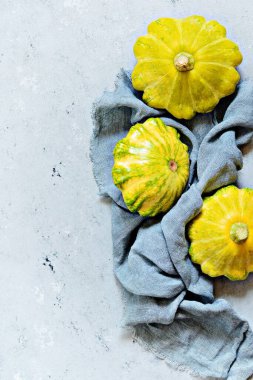 Kabak sebzesi. Yeşil ve sarı börek kabağı grubu. Gri arkaplanda olgun kabak.