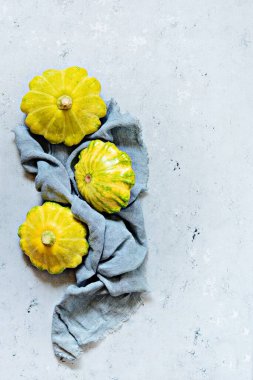 Kabak sebzesi. Yeşil ve sarı börek kabağı grubu. Gri arkaplanda olgun kabak.