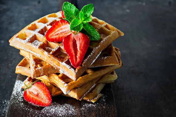 Frische Knusprige Belgische Waffeln Mit Reifen Erdbeeren Minze Und Honig — Stockfoto