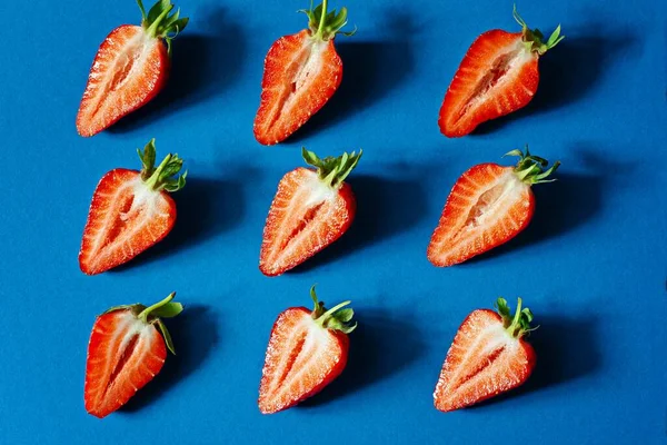 Φρέσκες Ώριμες Φράουλες Μπλε Φόντο Μούρα Σχέδιο Φρούτων Επίπεδο Lay — Φωτογραφία Αρχείου