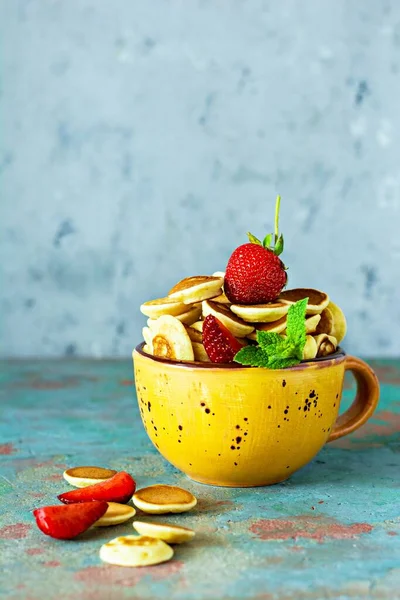 Trendy Home Breakfast Mit Winzigen Pfannkuchen Mini Pfannkuchen Mit Erdbeeren — Stockfoto