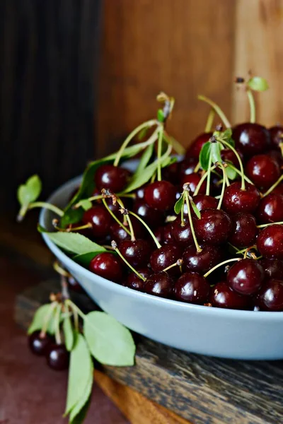 Ripe Cherry Gray Bowl Wooden Board Tasty Summer Berry — Stock Photo, Image