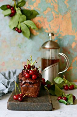 Tahtada kirazlı lezzetli çikolatalı kek (brownie).