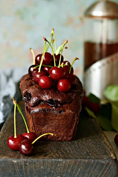 Leckere Schokoladenkuchen Brownie Mit Kirsche Auf Einem Holzbrett — Stockfoto