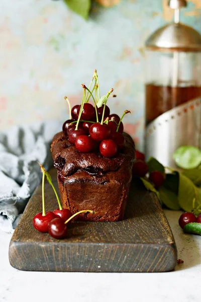 Leckere Schokoladenkuchen Brownie Mit Kirsche Auf Einem Holzbrett — Stockfoto