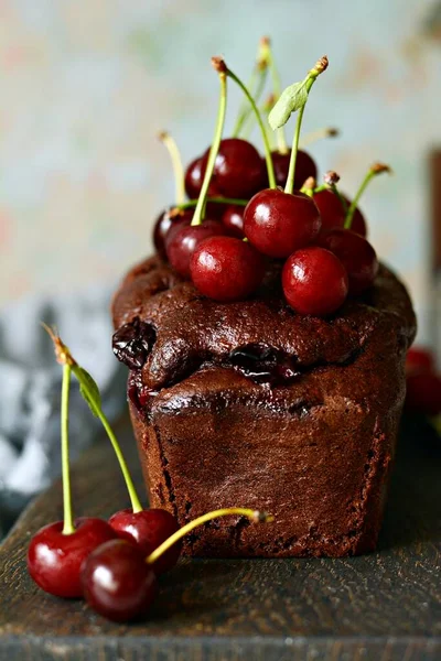 Leckere Schokoladenkuchen Brownie Mit Kirsche Auf Einem Holzbrett — Stockfoto