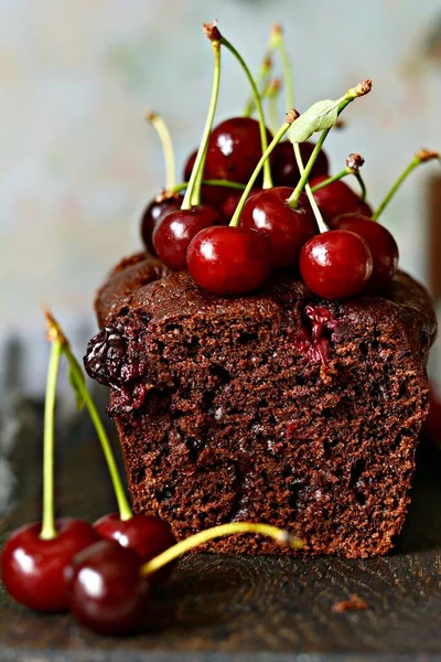 Leckere Schokoladenkuchen Brownie Mit Kirsche Auf Einem Holzbrett — Stockfoto
