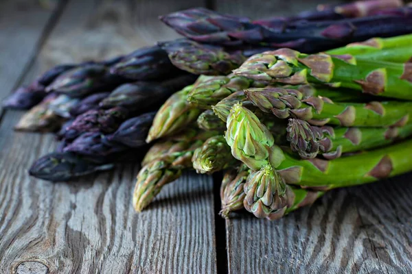 Raw Purple Green Asparagus Dark Wooden Background Raw Food Concept — Stock Photo, Image