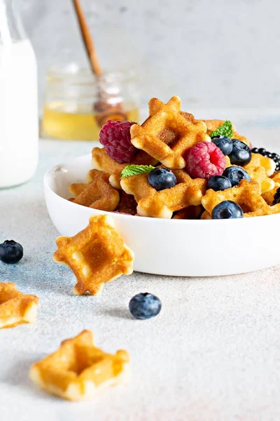 Winzige Mini Waffeln Waffeln Mit Milch Zum Frühstück Mit Beeren — Stockfoto