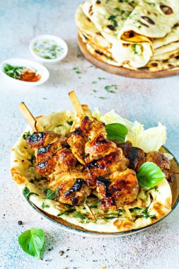 Izgara tavuk kebabı (tavuk şişi) ve sarımsaklı tereyağlı naan tortillası ve Yunan tzatziki sosu. Lezzetli sokak yemekleri.