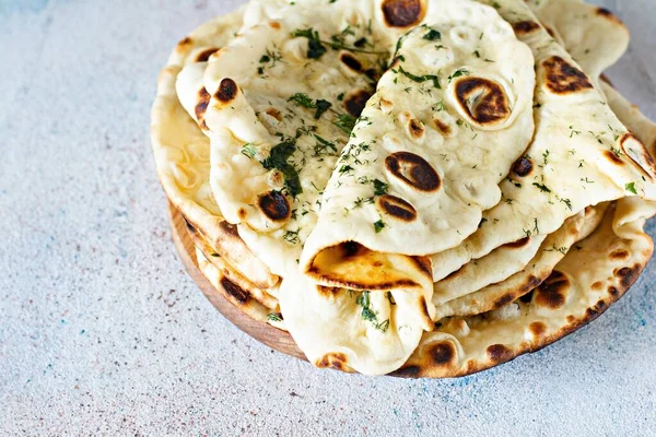 Čerstvý Domácí Indický Naan Chléb Kořeněnými Bylinkami Česnekem Máslem — Stock fotografie