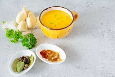 Hafif arka planda sebze, baharat ve bitki içeren ev yapımı tavuk (kemik) çorbası (bouillon). Hayvan kaynaklı doğal kolajen. Et, balık ve sebzelerden sıvı et suyu..