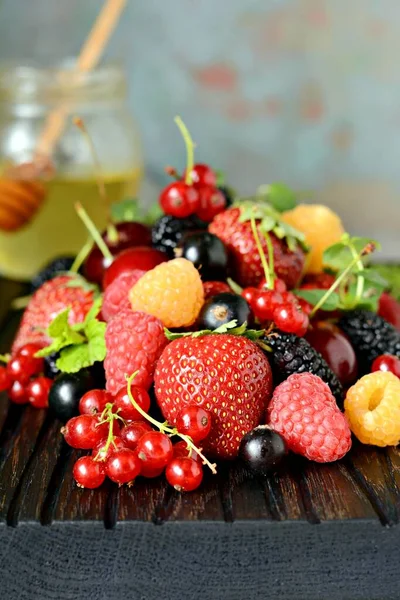 Summer Berries Wooden Board Close Berry Fruits Strawberries Blueberries Red — Stock Photo, Image