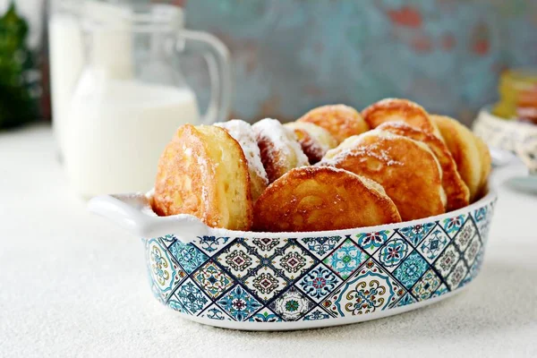 Süt ve ballı pudra şekerli maya krepleri. Pazar kahvaltısı için hamur tatlısı.