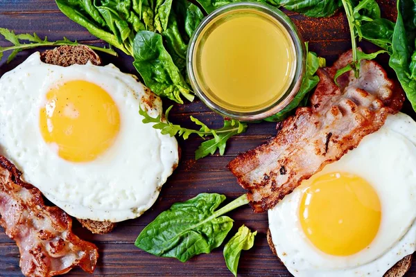 有咸肉 新鲜菠菜 牛油果和橙汁的早餐煎蛋 — 图库照片