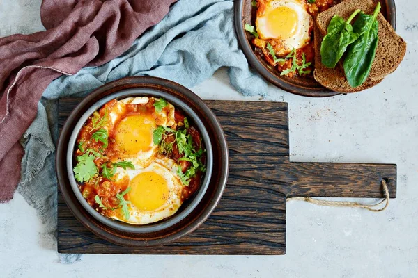 味道鲜美的Shakshuka 在番茄酱汁中煎鸡蛋的复活节布伦奇 鸡蛋在辣味番茄胡椒酱汁中腌制 — 图库照片