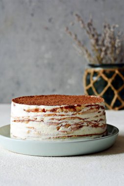 İnce krep kremalı, kakaolu, çikolatalı, dondurulmuş çilekli krep. Fransız kreplerinden lezzetli bir tatlı. İnce krepten yapılmış tiramisu keki..