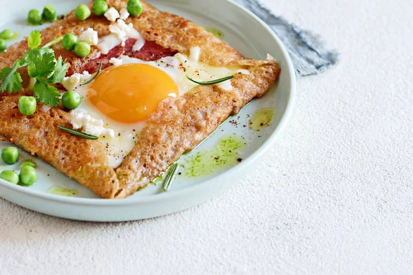 Breton geleneksel krepi jambon, peynir, yumurta, feta, yeşil bezelye ve yeşil tereyağlı karabuğday unundan yapılır. Kahvaltıda karabuğday ince krep, kızarmış yumurta, jambon ve peynir, kahvaltıda yumurta.