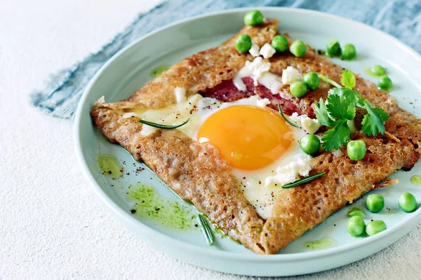 Breton geleneksel krepi jambon, peynir, yumurta, feta, yeşil bezelye ve yeşil tereyağlı karabuğday unundan yapılır. Kahvaltıda karabuğday ince krep, kızarmış yumurta, jambon ve peynir, kahvaltıda yumurta.