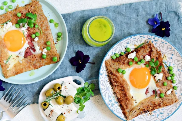 用荞麦粉和火腿 绿豆和绿色黄油制成的布莱顿传统薄饼 早餐用荞麦薄饼和煎蛋 火腿和奶酪 早餐用鸡蛋 — 图库照片