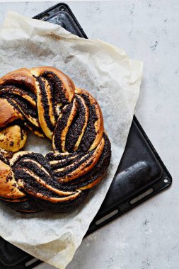 Estonya Kringle 'ı. Haşhaş ve çikolatalı Brioche. Çelenk. Fırın, ulusal hamur işleri. Babka..