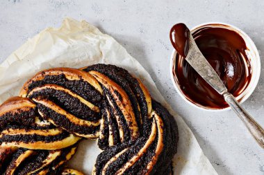 Estonya Kringle 'ı. Haşhaş ve çikolatalı Brioche. Çelenk. Fırın, ulusal hamur işleri. Babka..