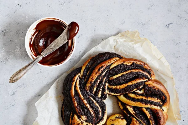 Estonya Kringle 'ı. Haşhaş ve çikolatalı Brioche. Çelenk. Fırın, ulusal hamur işleri. Babka..