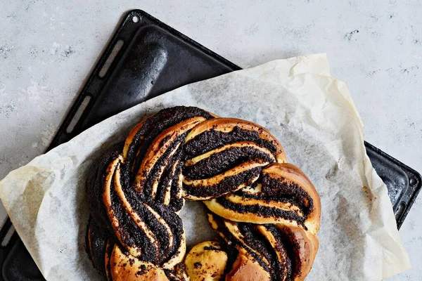 Estonya Kringle 'ı. Haşhaş ve çikolatalı Brioche. Çelenk. Fırın, ulusal hamur işleri. Babka..