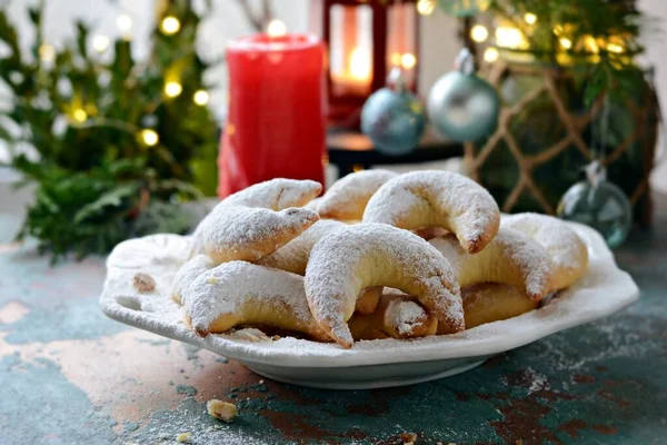 Fındık dolgulu Alman ve Avusturyalı geleneksel hilal kurabiyeleri. Vanillekipferl, Noel 'de yapılan hilal şeklinde bisküvilerdir. Tatil pişirme konsepti, Noel kurabiyeleri.