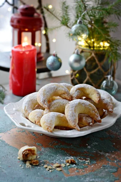 Fındık dolgulu Alman ve Avusturyalı geleneksel hilal kurabiyeleri. Vanillekipferl, Noel 'de yapılan hilal şeklinde bisküvilerdir. Tatil pişirme konsepti, Noel kurabiyeleri.
