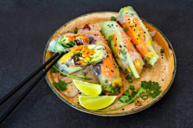 Taze Asya usulü aperatif börekler (Nem) pirinç kağıdı, çiğ sebze ve koyu arkaplanda acı soslu otlardan yapılır. Vietnam Yemekleri