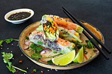 Taze Asya usulü aperatif börekler (Nem) pirinç kağıdı, çiğ sebze ve koyu arkaplanda acı soslu otlardan yapılır. Vietnam Yemekleri