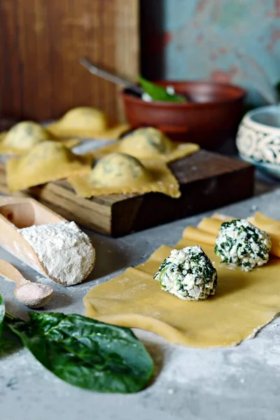 Tuore Raw Ravioli Jossa Ricotta Pinaatti Sinisellä Pohjalla Kotitekoinen Raaka — kuvapankkivalokuva