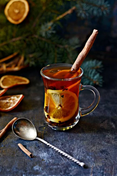 圣诞茶 有橙子和香料 有选择的重点 盘中放着辛辣的热茶 上面有针叶树的枝条 深色木制背景下的圣诞概念 — 图库照片