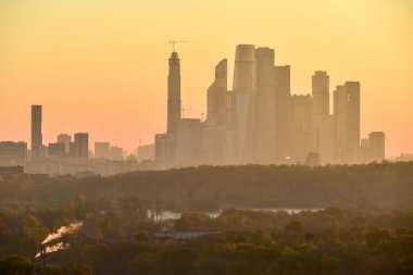Moskova Uluslararası iş merkezi şafakta görünümünü manzarası.