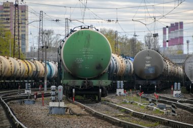 Moskova, Rusya. 2 Mayıs 2020. Moskova, Rusya 'da petrollü tren vagonları.