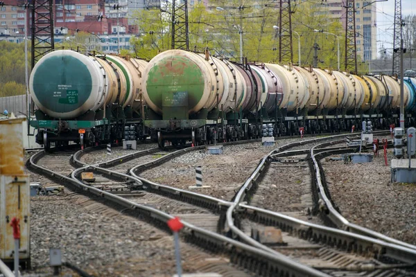 Moskova, Rusya. 2 Mayıs 2020. Moskova, Rusya 'da petrollü tren vagonları.