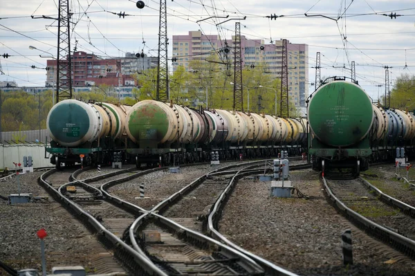 Moskova, Rusya. 2 Mayıs 2020. Moskova, Rusya 'da petrollü tren vagonları.