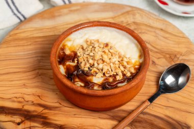 Sütlaç tatlısı. Sütlü tatlı. Koyu arkaplanda fırınlanmış sütlü pirinç pudingi. Yerel adı sutlac