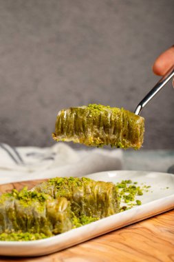 Fıstıklı baklava. Şerbet tatlısı. Fıstıklı ve şuruplu baklava. Kapat.