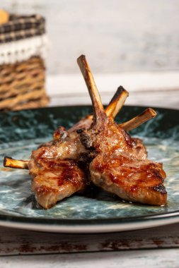 Taze ızgara kuzu pirzolası. Ahşap arka planda pişmiş kuzu pirzolası dilimleri. yüksek kaliteli fotoğraf. Kapat.