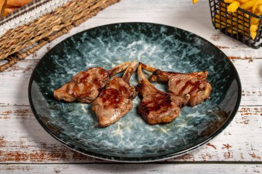 Taze ızgara kuzu pirzolası. Ahşap arka planda pişmiş kuzu pirzolası dilimleri. yüksek kaliteli fotoğraf