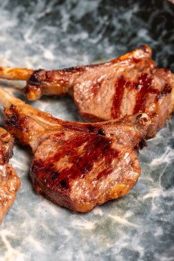 Taze ızgara kuzu pirzolası. Ahşap arka planda pişmiş kuzu pirzolası dilimleri. yüksek kaliteli fotoğraf. Kapat.