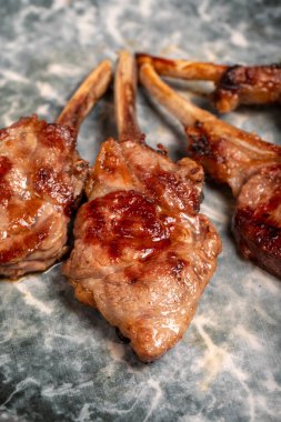 Taze ızgara kuzu pirzolası. Ahşap arka planda pişmiş kuzu pirzolası dilimleri. yüksek kaliteli fotoğraf. Kapat.