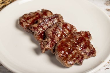 Taze ızgara sığır filetosu dilimleri. Ahşap arka planda pişirilmiş fileto dilimleri. yüksek kaliteli fotoğraf. Kapat.