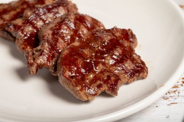 Taze ızgara sığır filetosu dilimleri. Ahşap arka planda pişirilmiş fileto dilimleri. yüksek kaliteli fotoğraf. Kapat.