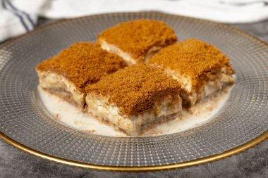 Bisküvili soğuk baklava. Koyu arkaplanda bisküvi dolu soğuk baklava. Yerel adı lotuslu soguk baklava
