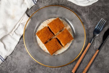 Bisküvili soğuk baklava. Koyu arkaplanda bisküvi dolu soğuk baklava. Yerel adı lotuslu soguk baklava