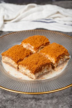 Bisküvili soğuk baklava. Koyu arkaplanda bisküvi dolu soğuk baklava. Yerel adı lotuslu soguk baklava