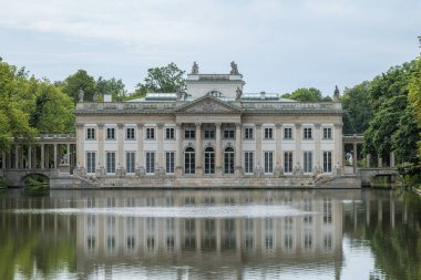 Varşova 'daki Royal Lazienki Parkı, ağaçların arasına kurulmuştu. Ada 'daki saray. Barok Bahçesi Pavyonu. Klasikçi tarzı saray. Azienki Göletleri. Güzel Mimari.